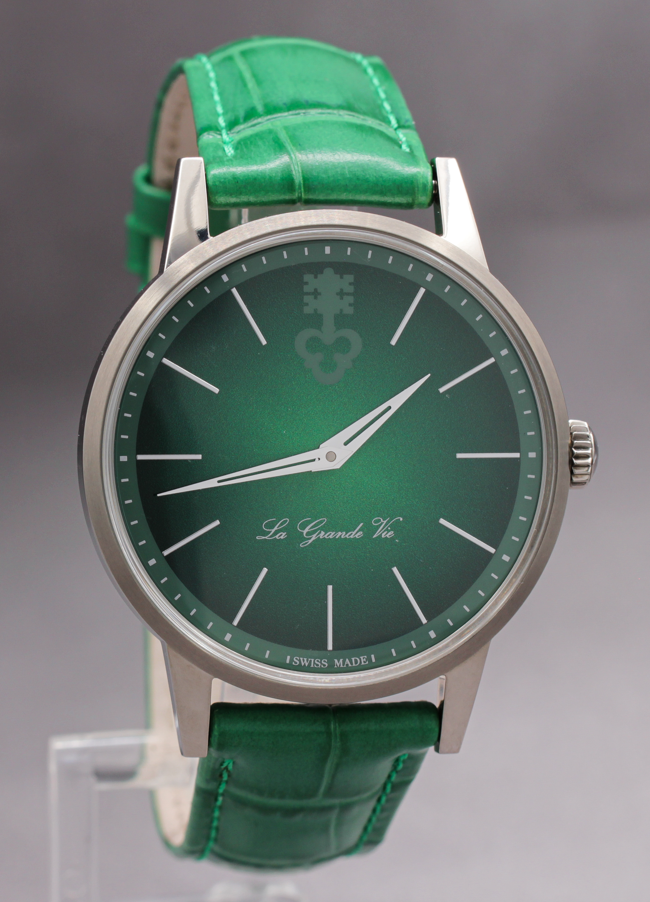 Corum Heritage La Grande Vie ref. Z082/03591 — front view